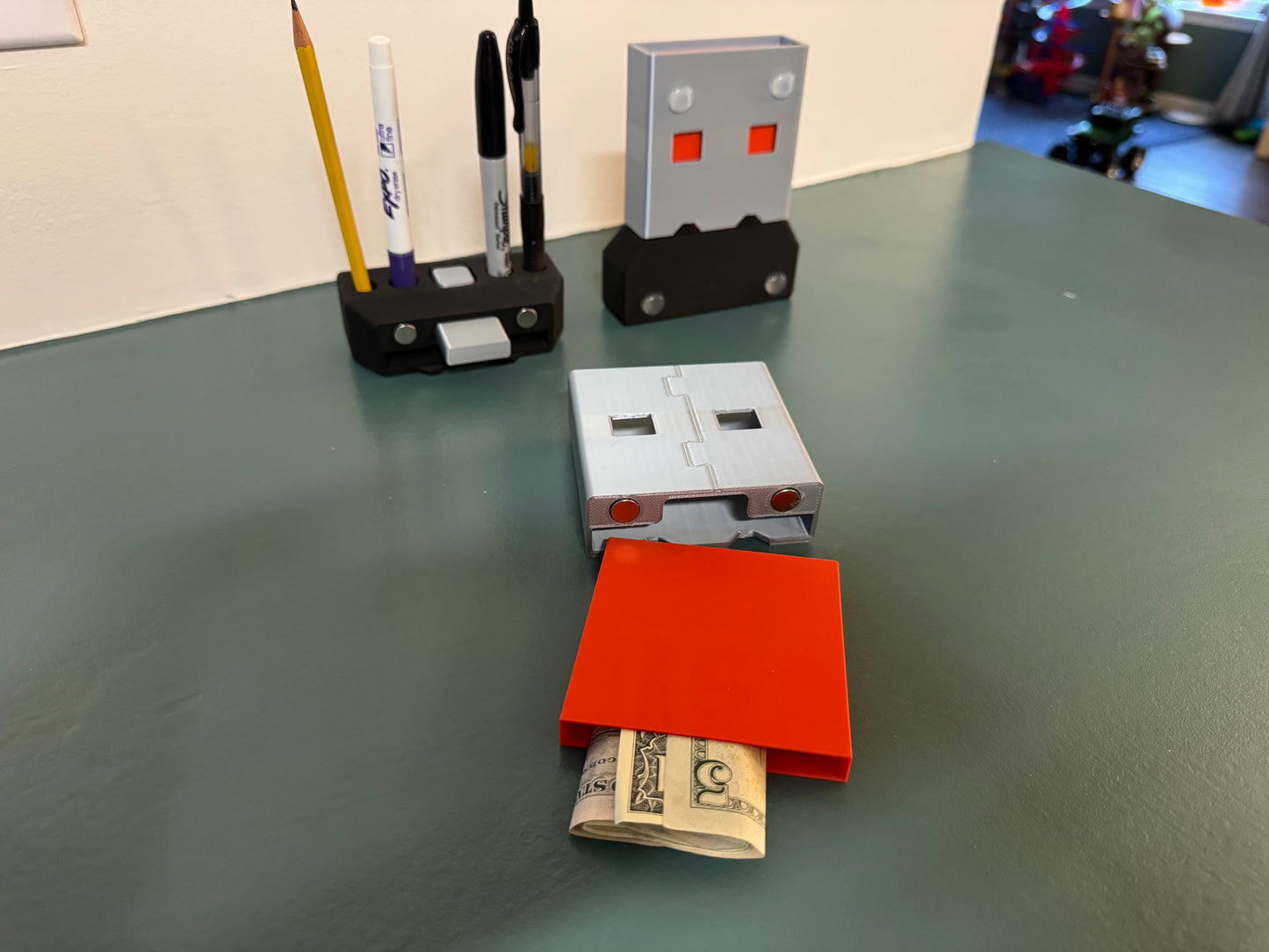 USB‑A Sticky Note Holder – Secret Storage, and Desk‑Ready Style!